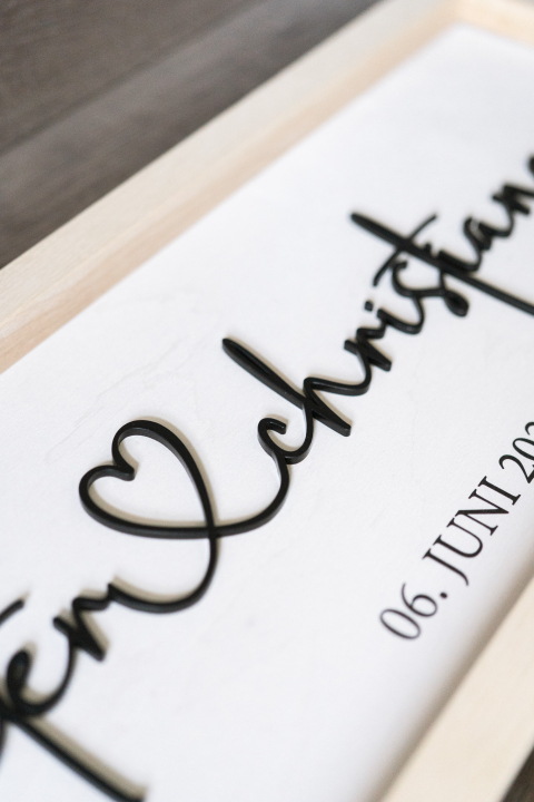 Brautpaar Holzschild mit 3D-Acryl-Schriftzug & Datum – personalisiertes Hochzeitsgeschenk aus Eschenholz